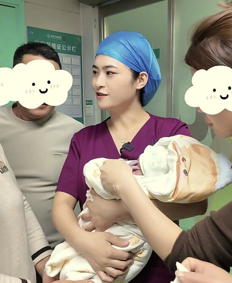 Bác sĩ vừa bế em bé sơ sinh ra ngoài phòng mổ, cả nhà chưa kịp nhìn, đứa trẻ đã liên tục lấy tay che mặt - 4