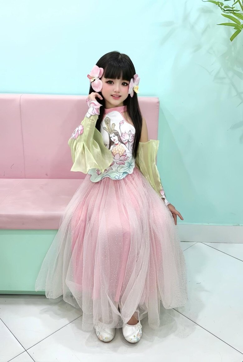 Cô bé xinh xắn được nhận xét thừa hưởng gen mẹ mỹ nhân.