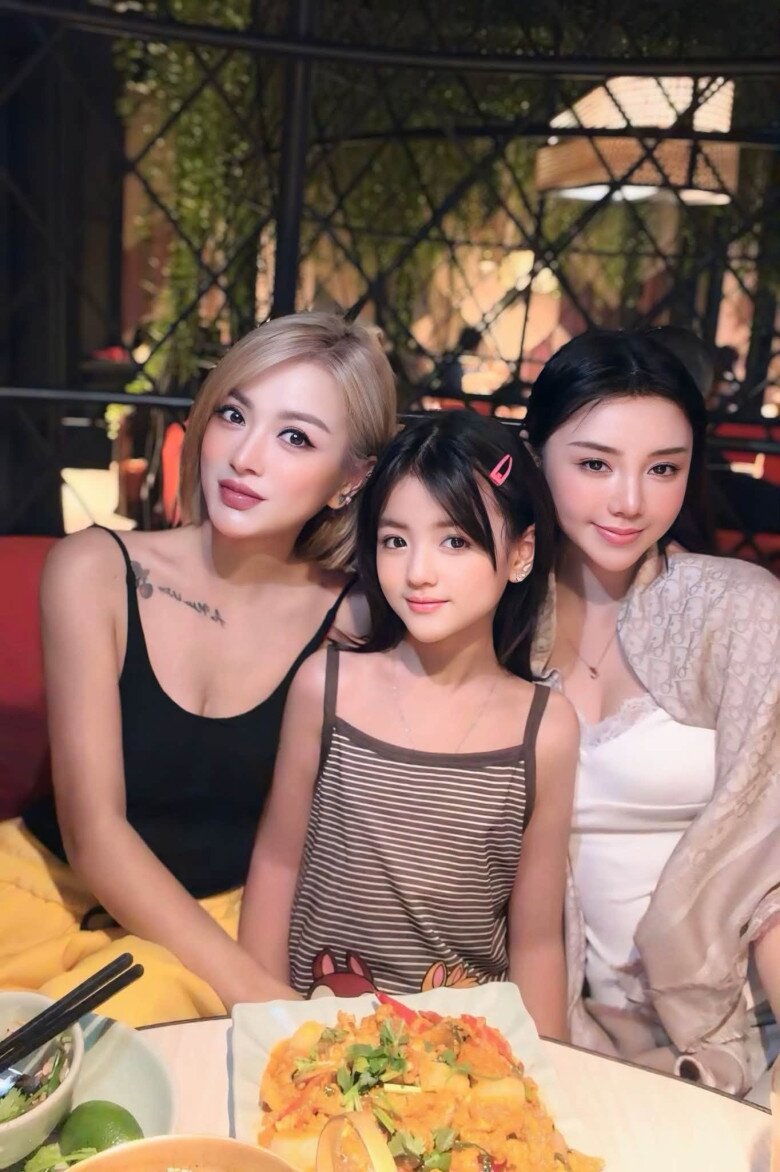 “Bé gái búp bê” Hà Nội liên tục chiếm sóng VTV, danh tính 2 người mẹ khiến ai nấy trầm trồ vì quá đẹp - 1