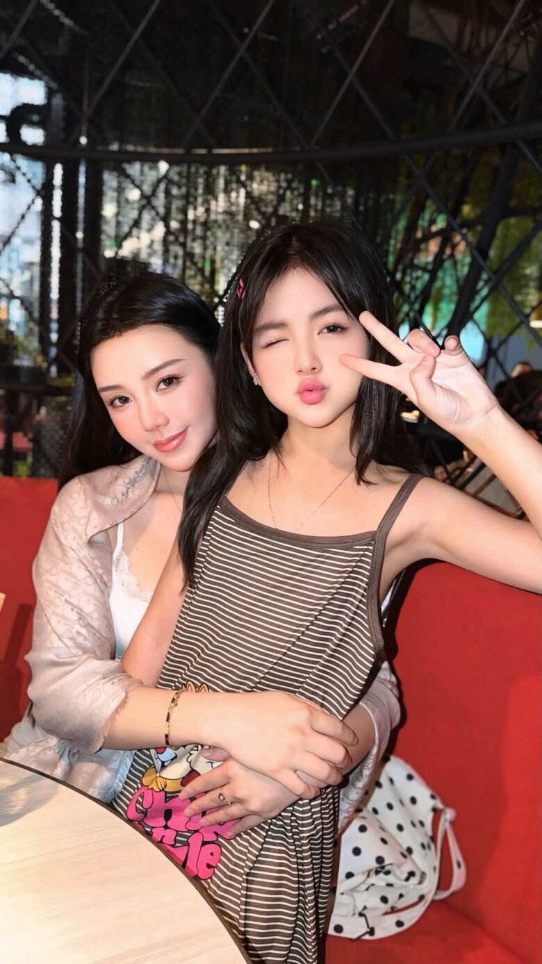 An Nhiên chụp hình cùng 2 người mẹ cực phẩm của mình.