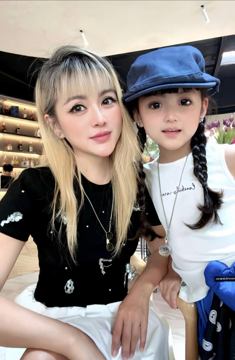Mẹ của An Nhiên từng là cô giáo búp bê nổi tiếng một thời.