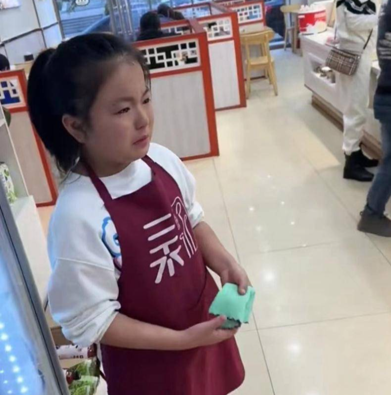 Con không chịu học bị mẹ cho đi làm nhân viên phục vụ, sau vài ngày liền bật khóc nói một câu - 2