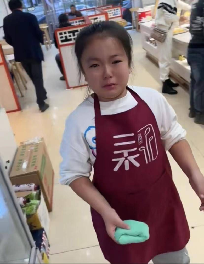 Con không chịu học bị mẹ cho đi làm nhân viên phục vụ, sau vài ngày liền bật khóc nói một câu - 1