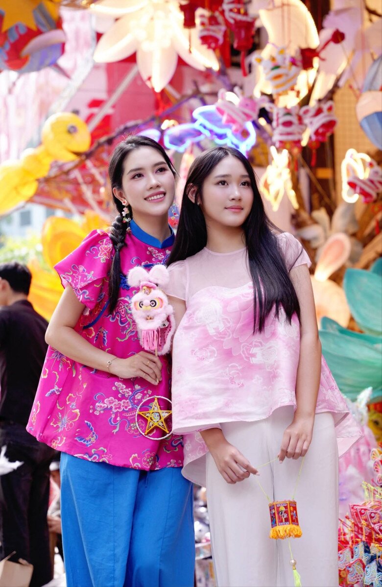 Bé gái đọ dáng mỹ nhân Hoa hậu Việt Nam nổi bật ở phố đèn lồng Trung thu: 15 tuổi xinh như hoa, cao 1m7 - 2