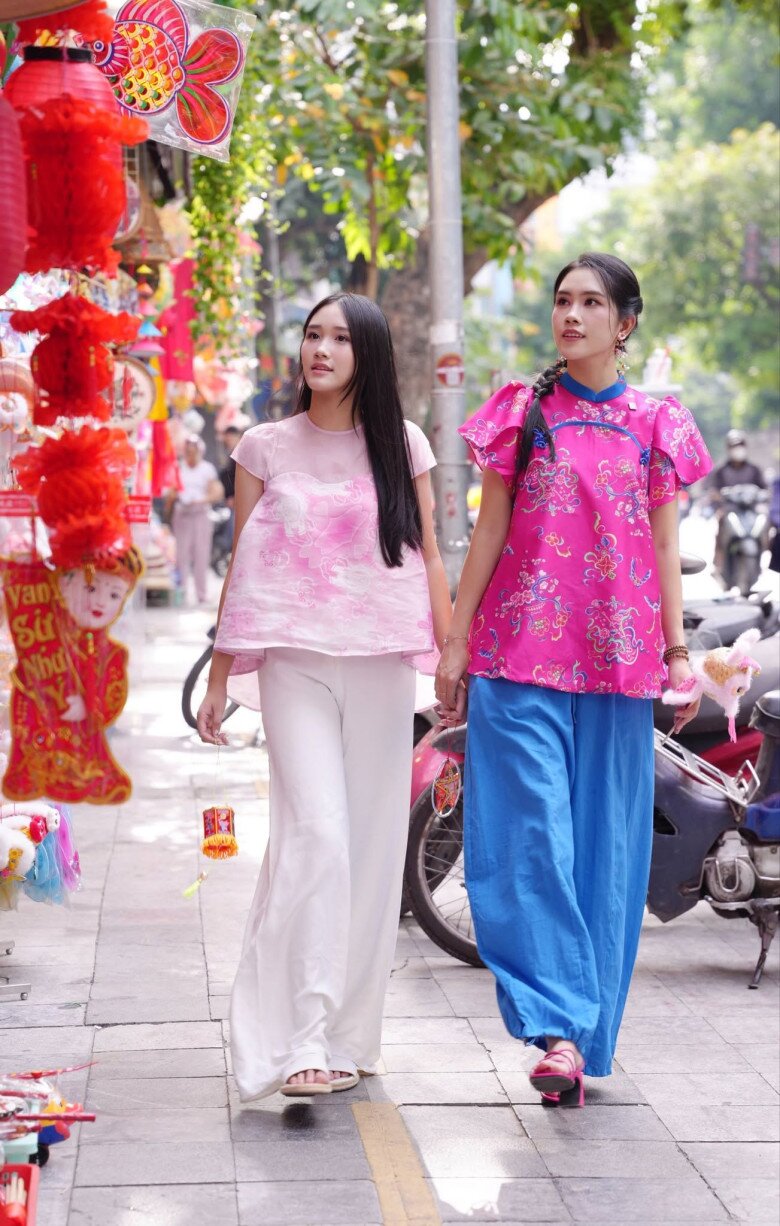 Cặp mẹ con xinh xắn, trông như chị em sinh đôi.