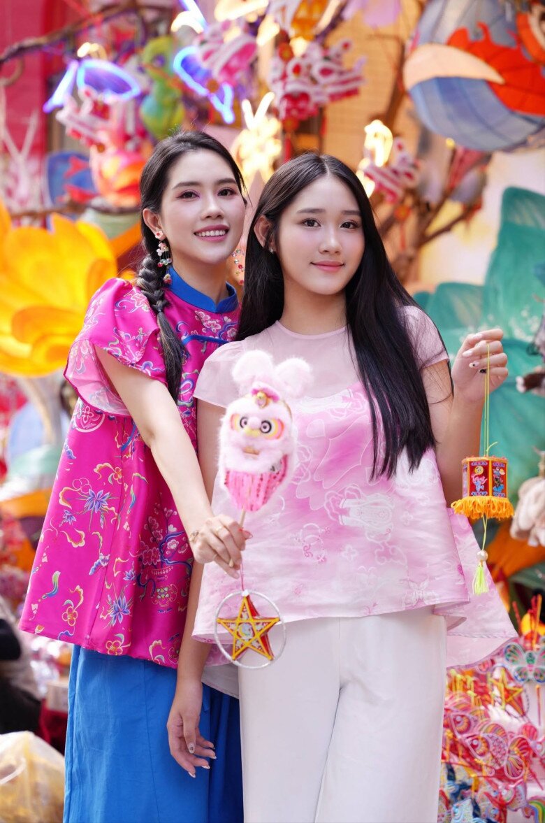 Bé gái đọ dáng mỹ nhân Hoa hậu Việt Nam nổi bật ở phố đèn lồng Trung thu: 15 tuổi xinh như hoa, cao 1m7 - 1