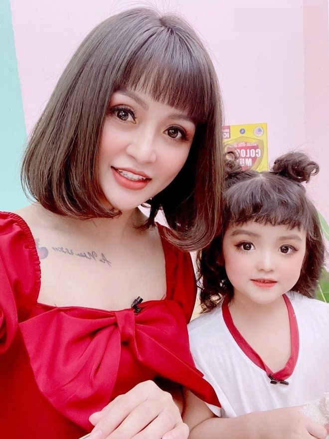 Bé gái Hà Nội xinh như búp bê liên tục lên tivi, nhìn sang mẹ và bà ngoại U70 ai cũng trầm trồ: Gen 3 đời quá mạnh - 4