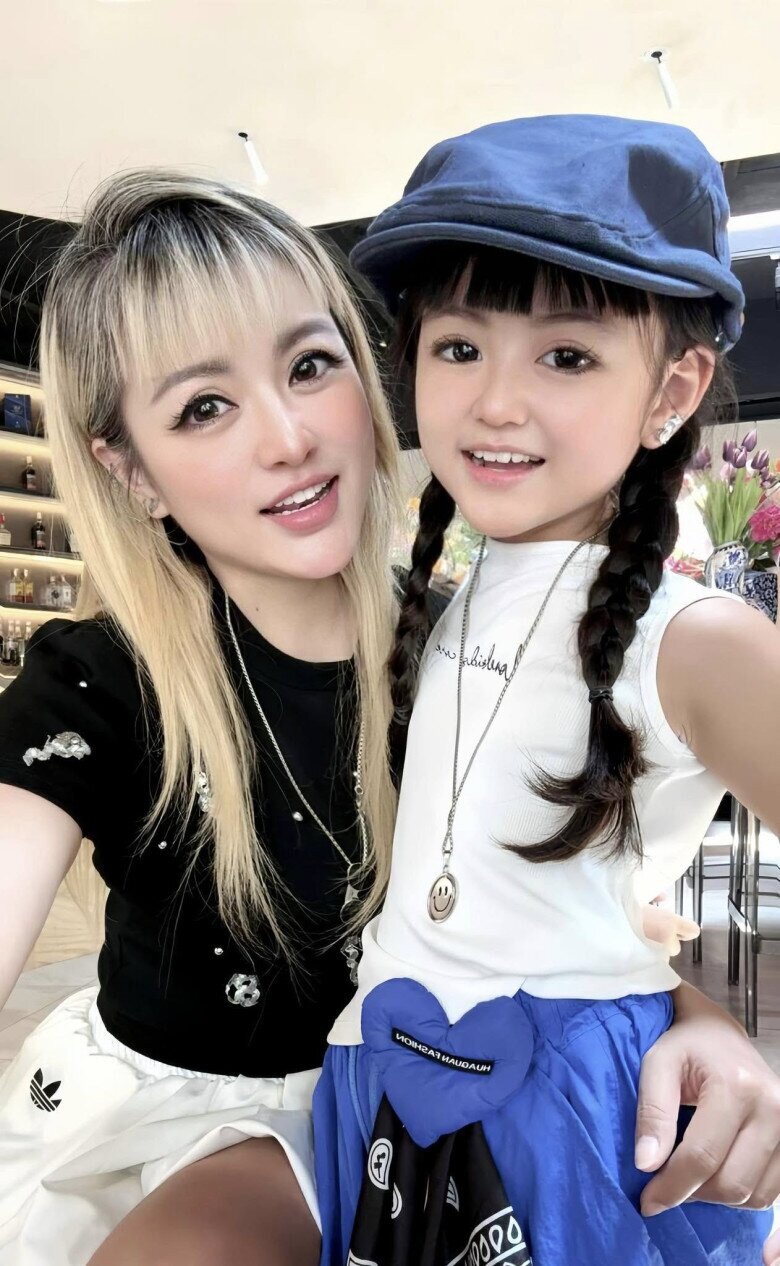 Bé gái Hà Nội xinh như búp bê liên tục lên tivi, nhìn sang mẹ và bà ngoại U70 ai cũng trầm trồ: Gen 3 đời quá mạnh - 5