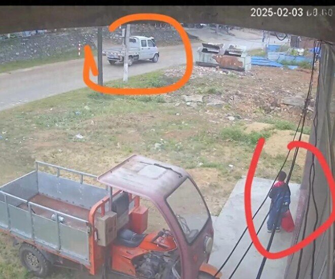 Bị bỏ rơi, bé trai 7 tuổi vẫn ngây thơ đứng ngoài trời đợi bố từ chiều đến đêm muộn suốt 10 tiếng - 1