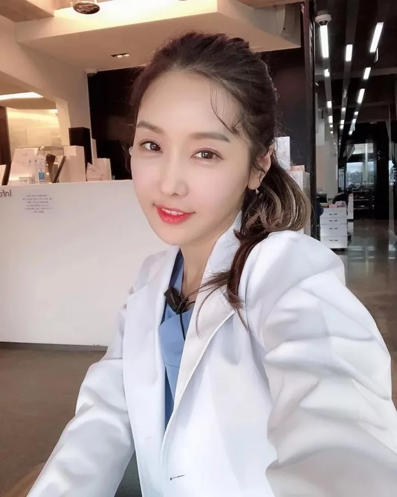 Bị chồng cũ chê béo, nữ bác sĩ làm mẹ đơn thân quyến rũ vượt bậc, U60 được nhiều “hồng hài nhi” theo đuổi - 1