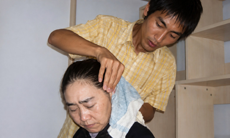 Bố mất mẹ bị tâm thần, nam sinh cõng mẹ đi học Đại học, từ chối lương 2 tỷ về quê và cái kết - 1