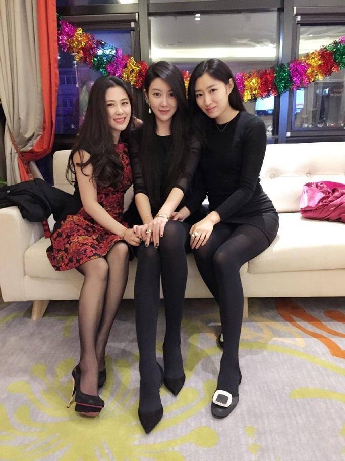 Người mẹ là người mặc áo đen ngoài cùng bên phải.
