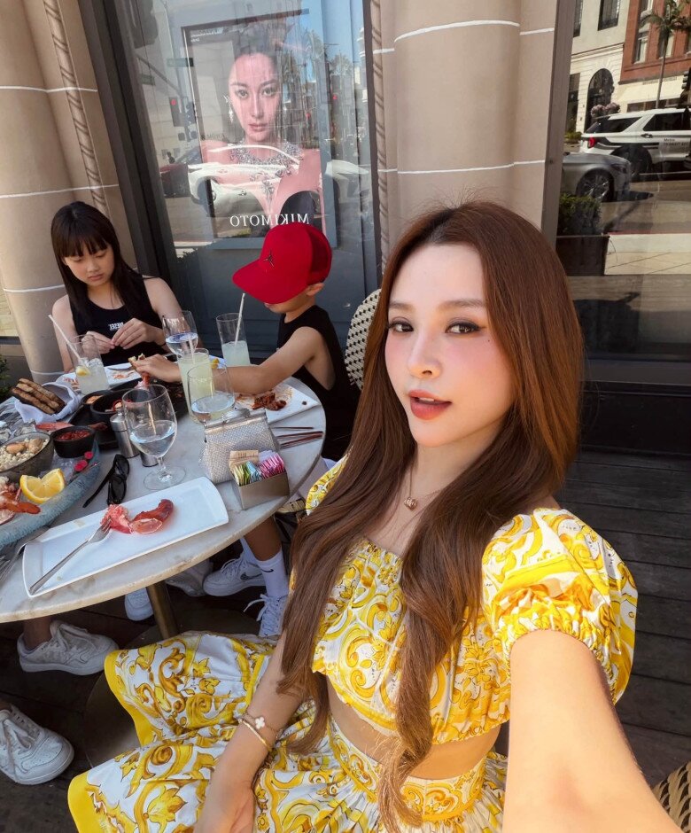 Cô nàng đưa các con đi du lịch hè.