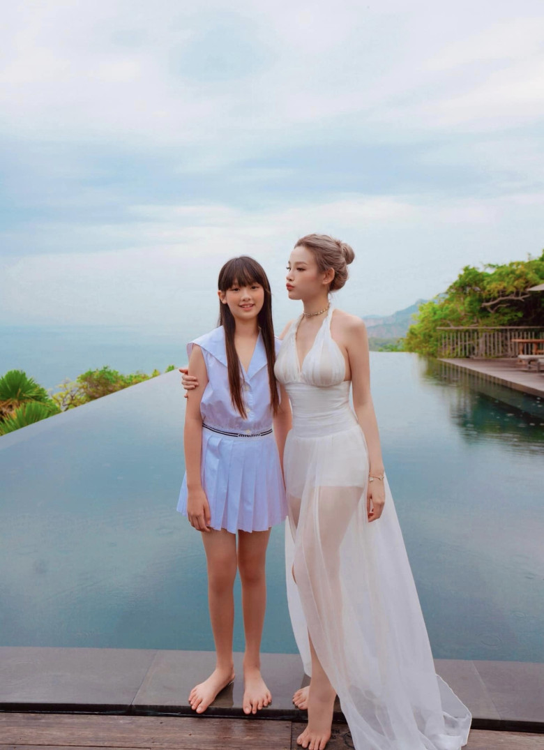 “Búp bê sống” Hà thành U40 chụp hình cạnh con gái cấp 2 như chị em, sống trong cung điện đại gia Sài thành xây tặng - 5