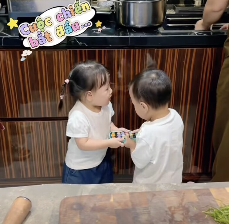 Cặp song sinh giành đồ chơi, Phương Oanh lập tức vào vai phản diện, chỉ 3 giây mà ai cũng tấm tắc - 1