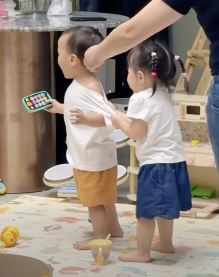 Cặp sinh đôi Jimmy và Jenny dành đồ chơi.