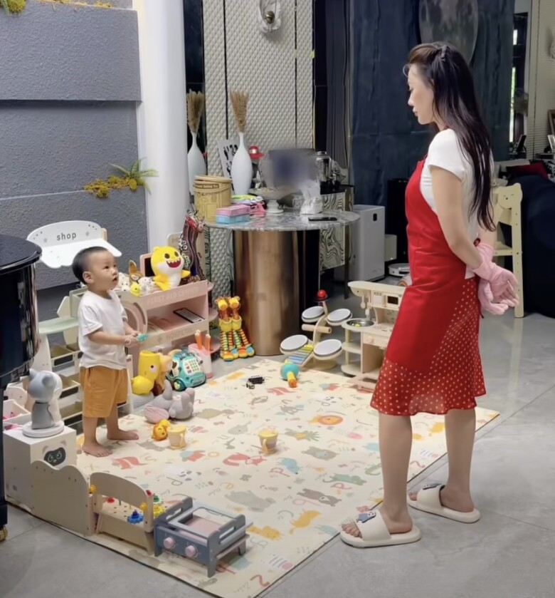 Cặp song sinh giành đồ chơi, Phương Oanh lập tức vào vai phản diện, chỉ 3 giây mà ai cũng tấm tắc - 3
