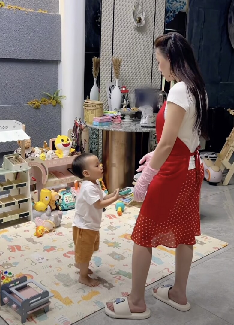 Nhóc tỳ sau đó đã ngoan ngoãn nghe lời mẹ.