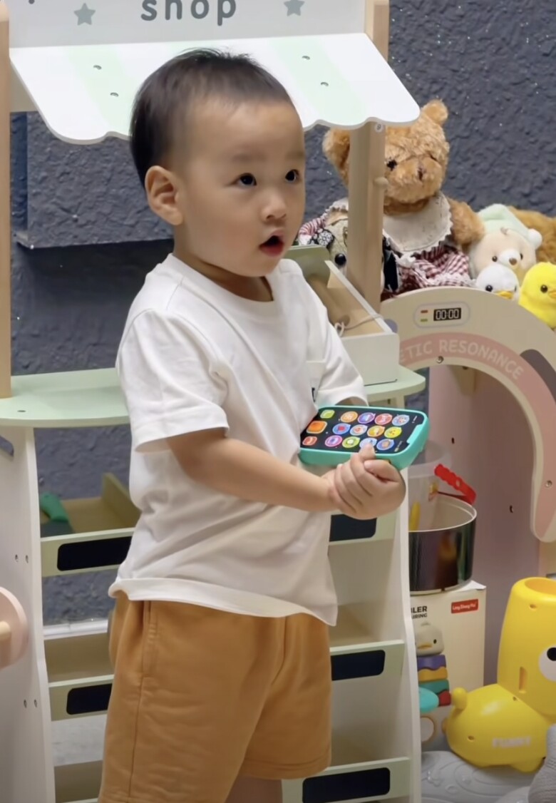 Phương Oanh nghiêm khắc dạy dỗ cậu quý tử.