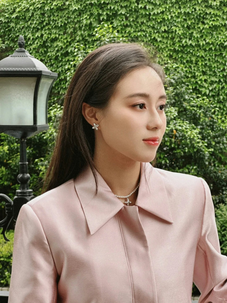 Chân dung cô giáo 9X xinh như hoa mặc đồ bình dân đi dạy, tan làm lái xe 17 tỷ, 24 tuổi có 2000 tỷ đồng - 4