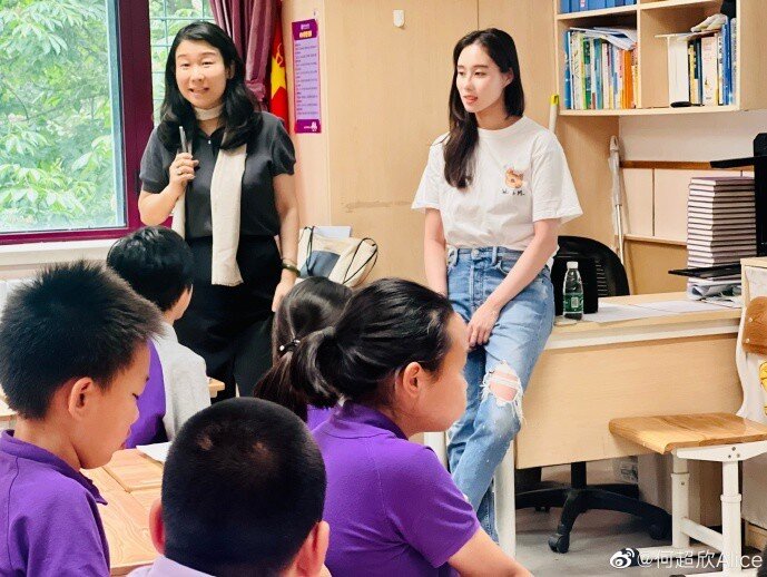 Chân dung cô giáo 9X xinh như hoa mặc đồ bình dân đi dạy, tan làm lái xe 17 tỷ, 24 tuổi có 2000 tỷ đồng - 1