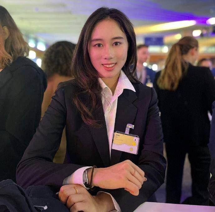 Chân dung cô giáo 9X xinh như hoa mặc đồ bình dân đi dạy, tan làm lái xe 17 tỷ, 24 tuổi có 2000 tỷ đồng - 3