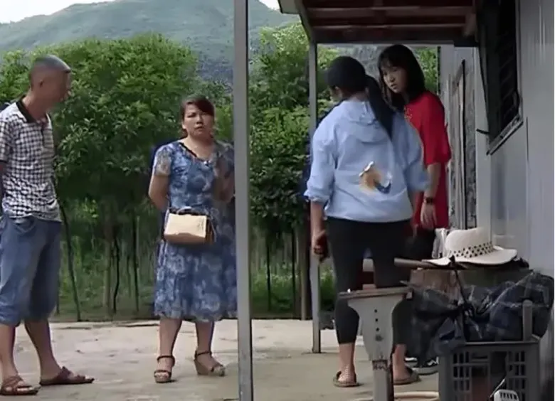 Bé gái bị bỏ rơi (áo đỏ) không ngờ bố mẹ ruột tìm đến đòi lại con.