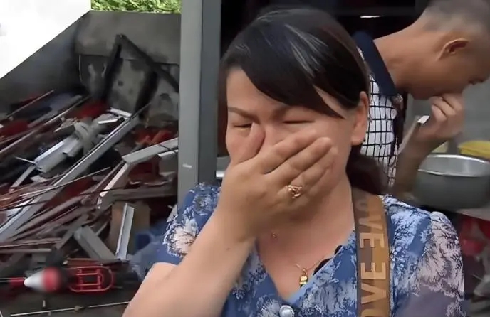 Mẹ ruột đứa trẻ khóc nói lý do bỏ con.