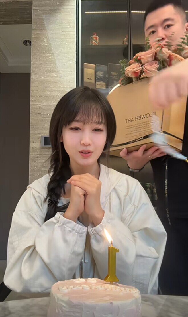 Cậu bé bén duyên cho cô giáo và chú ruột mình.