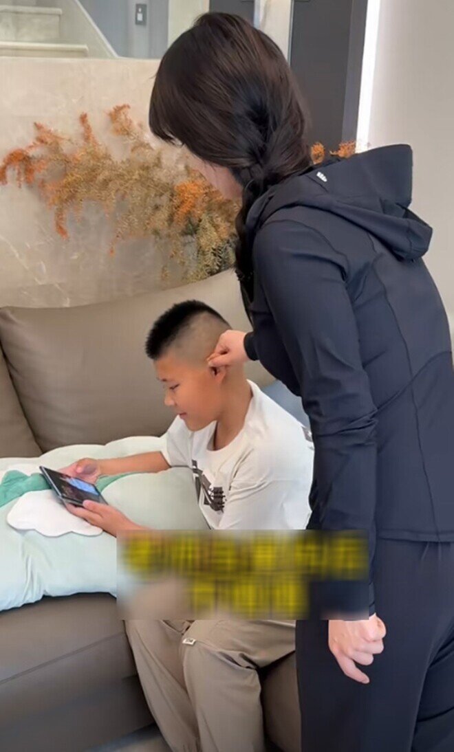 Bây giờ cậu có thêm một gia sư vô thời hạn dạy học mỗi ngày.
