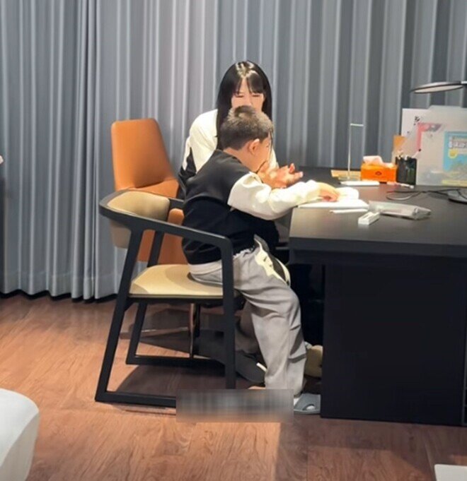 Cô giáo xinh đẹp được học sinh mai mối cho chú ruột giàu có, nào ngờ cuộc hôn nhân khiến cậu bé phải “trả giá” - 4