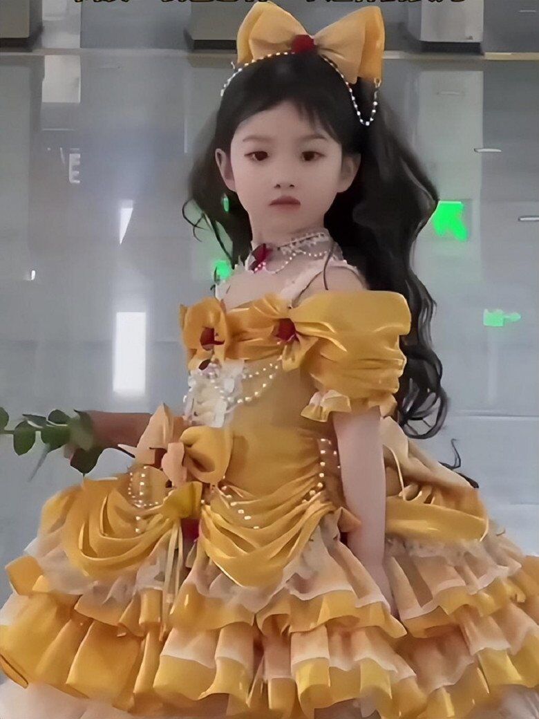 Con gái đi học mẫu giáo được mẹ diện váy công chúa xinh như thiên thần, cô giáo gặp phụ huynh nói chuyện riêng - 1