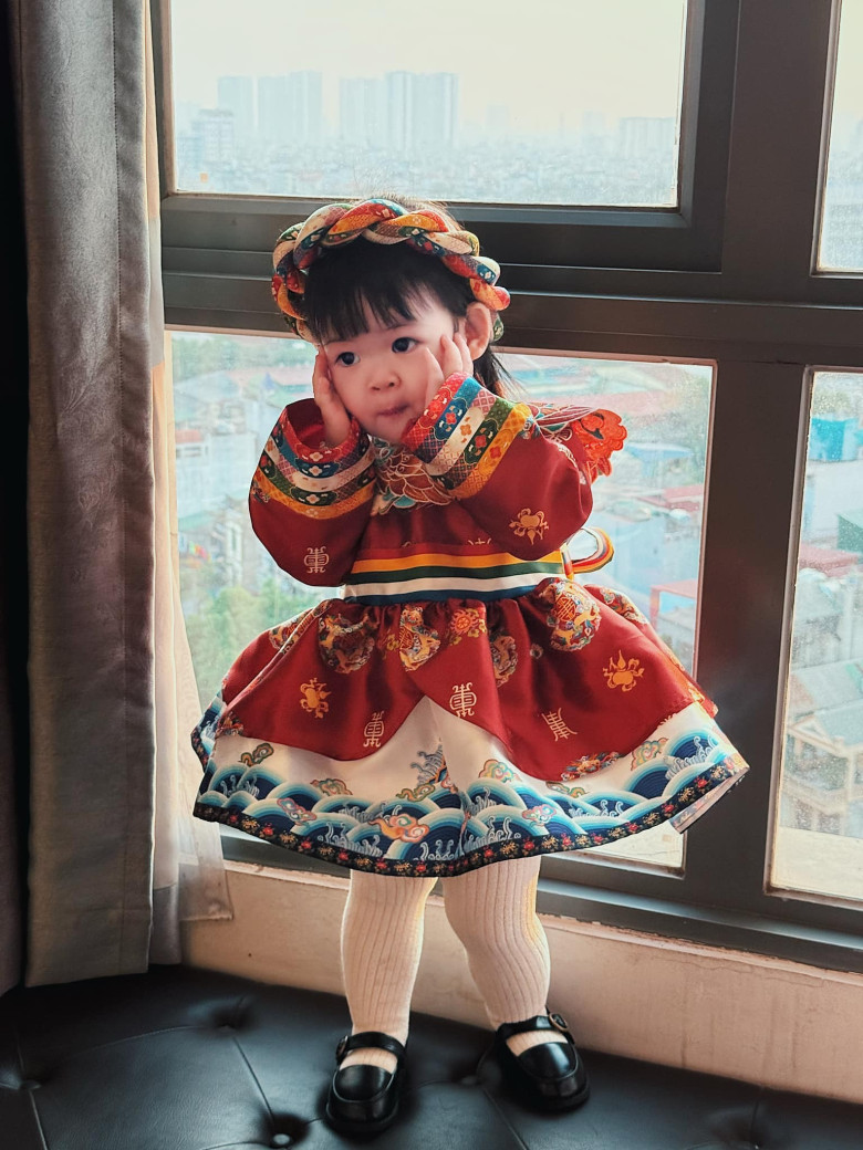 Con gái Đỗ Mỹ Linh diện đầm công chúa đi chơi, ái nữ thả dáng khiến mẹ dở khóc dở cười - 2