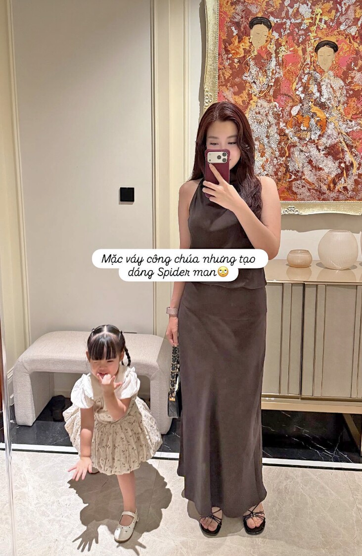 Tuệ An tạo dáng khiến ai cũng bật cười.