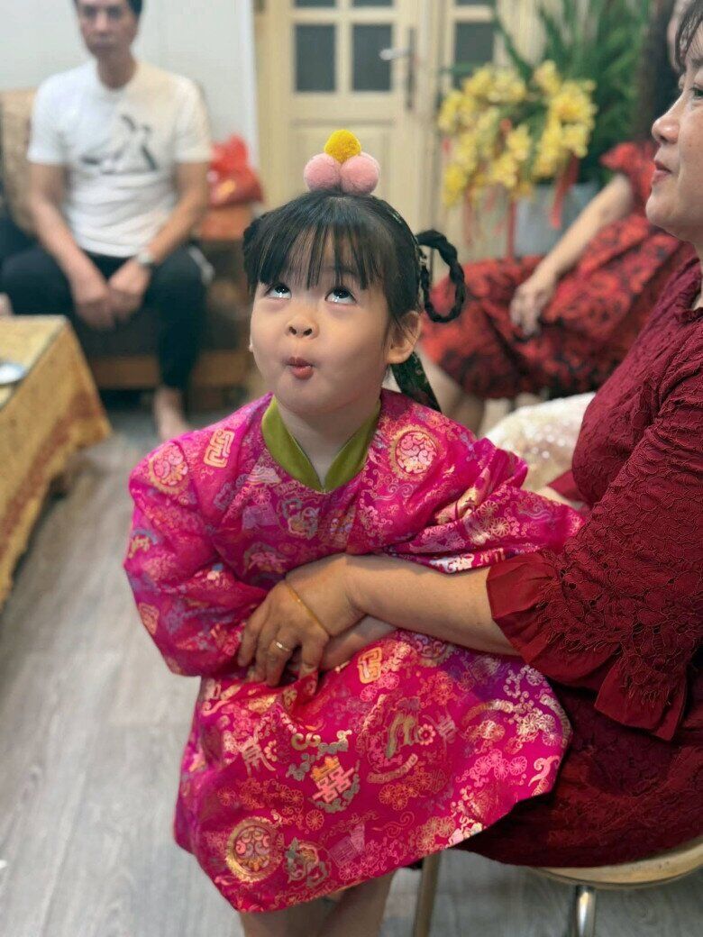 Con gái Đỗ Mỹ Linh diện đầm công chúa đi chơi, ái nữ thả dáng khiến mẹ dở khóc dở cười - 3