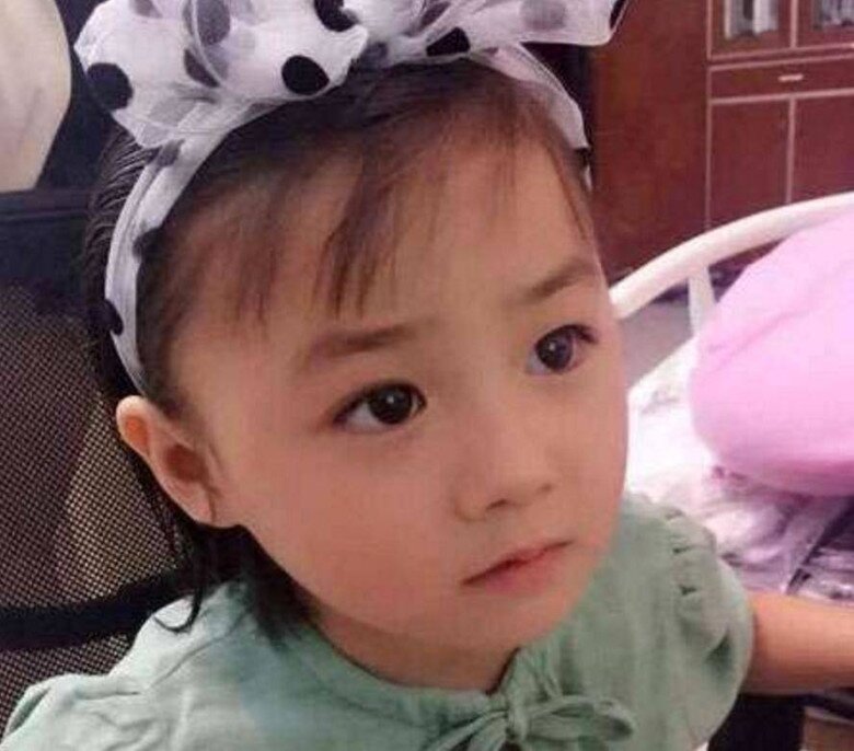 Con gái xinh như hoa, mắt to, da trắng, về ở quê với ông bà được 1 tháng, mẹ về đón mà không tin nổi - 2