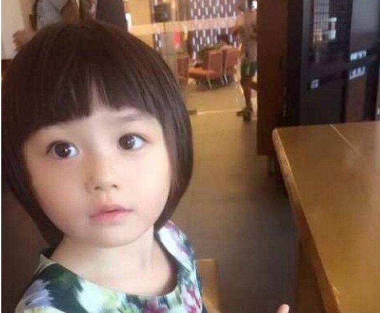 Con gái xinh như hoa, mắt to, da trắng, về ở quê với ông bà được 1 tháng, mẹ về đón mà không tin nổi - 1