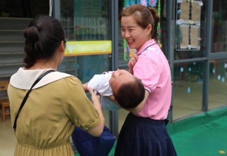 Ca này là thằng bé nó xỉu thật hay nó xỉu giả vờ để được ở nhà vậy cô chú. Chắc đưa vào phòng y tế tiêm cho mũi thuốc là con tự động khoẻ ngay thôi mà!