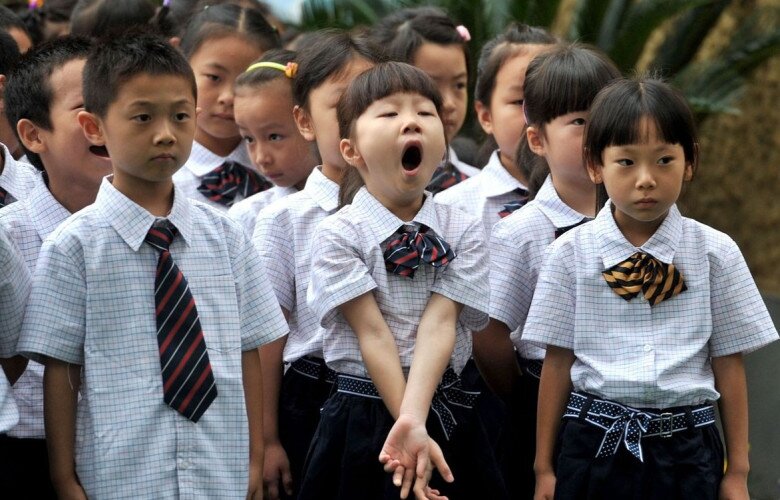 Bé học sinh kiểu: Nghỉ hè 3 tháng ngủ đến 5 giờ chiều mới dậy, giờ đi học phải dậy 5 giờ sáng, không ai khổ bằng mình mà!