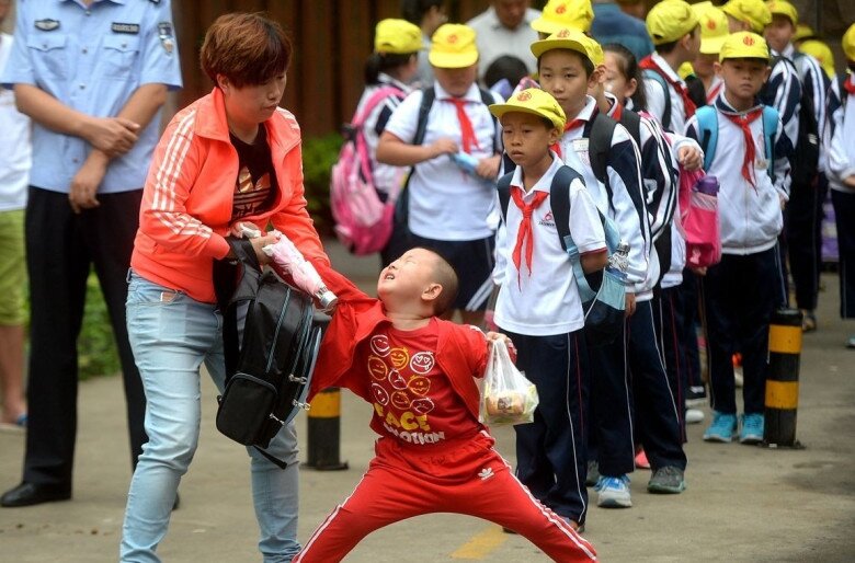 Con nghỉ hè hết mình, đến lúc đi học mẹ năn nỉ hết hồn. Con trai ơi, bạn bè nhìn con ơi, sao mà trông khó coi quá!