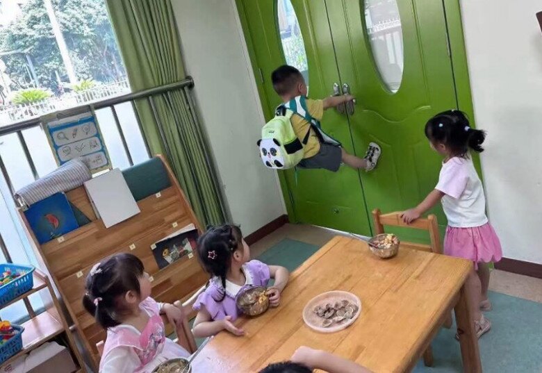 Mẹ bất lực: Cỡ này thì không biết học hành có đến nơi đến chốn không đây cô chú. Ở nhà với mẹ suốt ngày siêu nhân với người nhện, chắc con chưa xả vai kịp để đến lớp thôi!