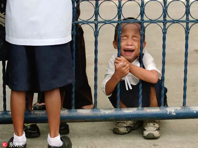 Bố mẹ cày cuốc cho đi học mà sao trông con khổ quá vậy con, không học thì cho về nhà làm ruộng với bố mẹ rồi mới thấy cái cảnh đấy nhé!