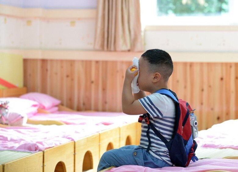 Khóc đi con, khóc thì vẫn phải đi học thôi, mệt quá thì tiện lăn ra ngủ luôn con nhé!