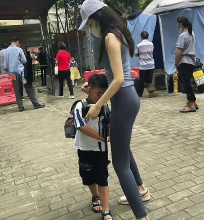 Diện đồ yoga đến trường đón con, mẹ trẻ khiến nhiều phụ huynh nhìn chằm chằm, lắc đầu ngán ngẩm - 2