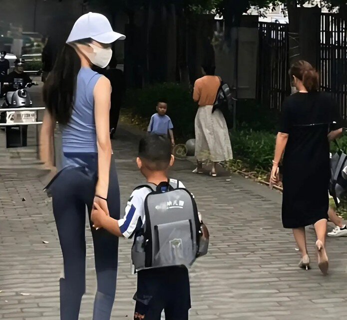 Diện đồ yoga đến trường đón con, mẹ trẻ khiến nhiều phụ huynh nhìn chằm chằm, lắc đầu ngán ngẩm - 3