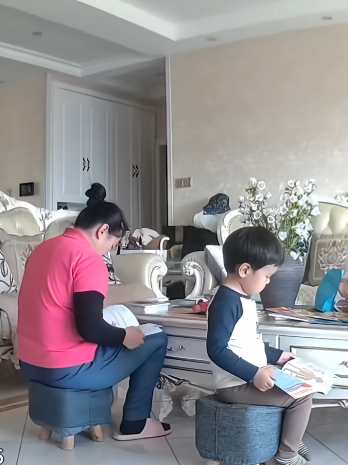 Đoạn clip 15 giây ghi lại cảnh bé trai ở nhà với bảo mẫu, mẹ đăng lên mạng hút 3 triệu lượt xem - 1