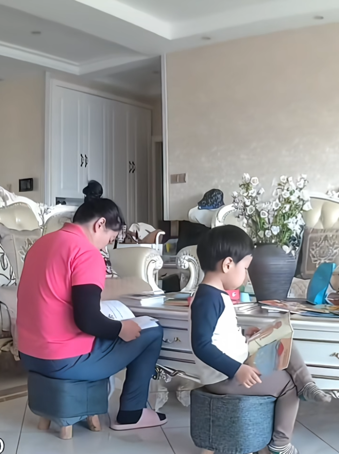 Đoạn clip 15 giây ghi lại cảnh bé trai ở nhà với bảo mẫu, mẹ đăng lên mạng hút 3 triệu lượt xem - 2