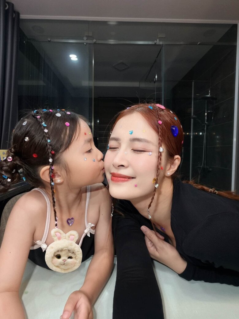 Đông Nhi khoe loạt ảnh nghỉ lễ cùng hai con gái, nhan sắc ái nữ xinh đẹp chuẩn tiểu thư hào môn - 2