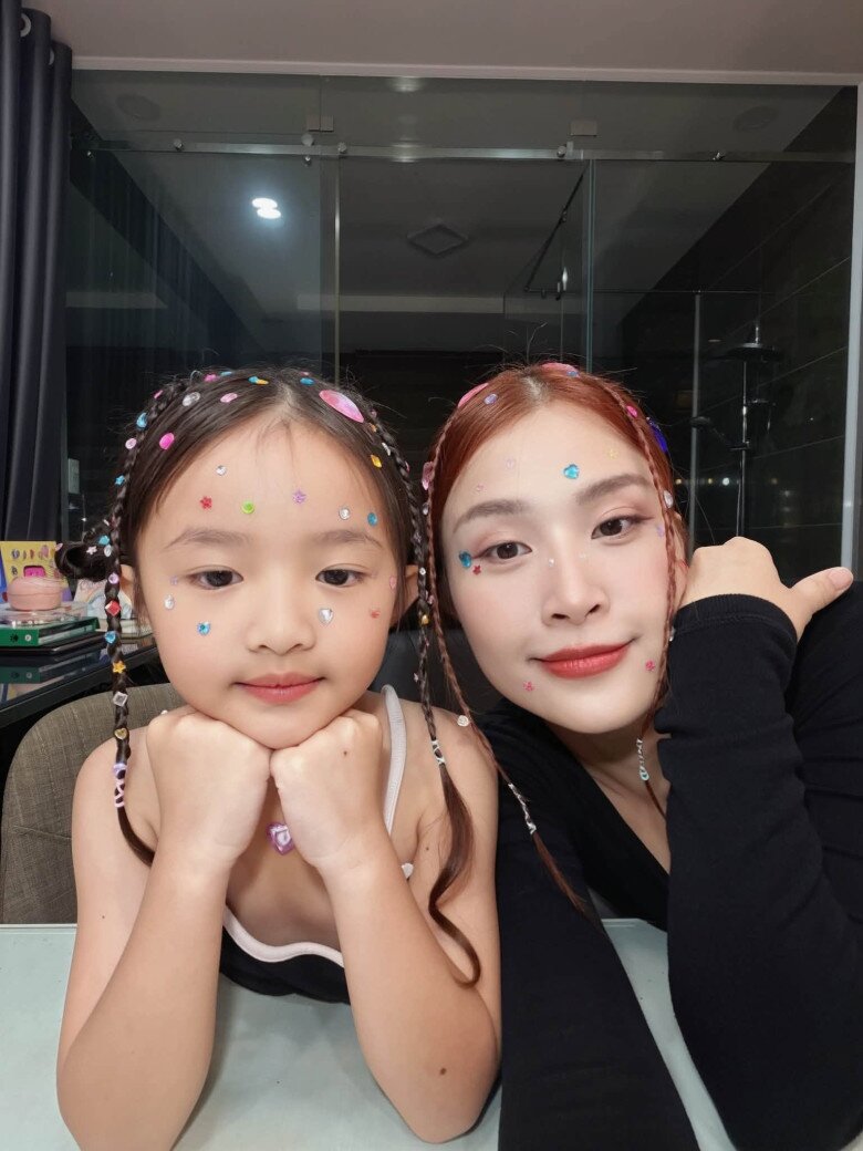Đông Nhi khoe loạt ảnh nghỉ lễ cùng hai con gái, nhan sắc ái nữ xinh đẹp chuẩn tiểu thư hào môn - 1