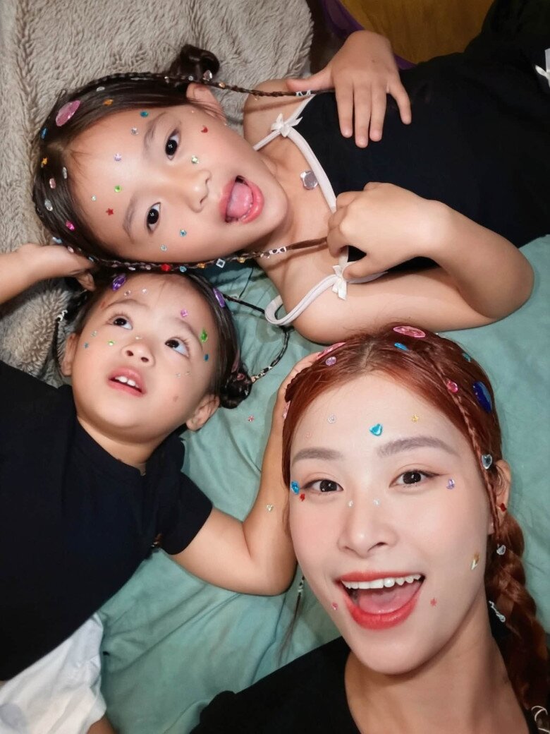Đông Nhi khoe loạt ảnh nghỉ lễ cùng hai con gái, nhan sắc ái nữ xinh đẹp chuẩn tiểu thư hào môn - 3
